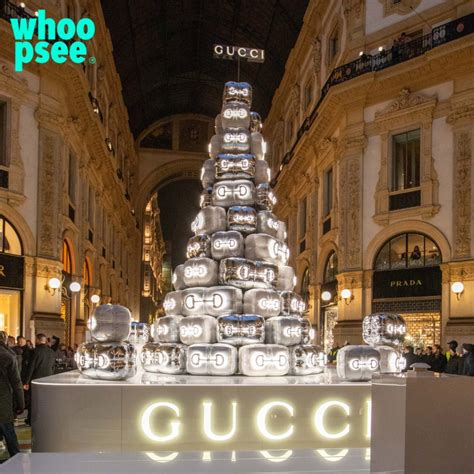 albero gucci galleria vittorio emanuele|Milano, acceso albero di Natale Gucci in Galleria ma sui social è .